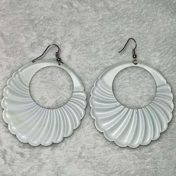 mermaid sparkly green earrings - Picture 3 of 4